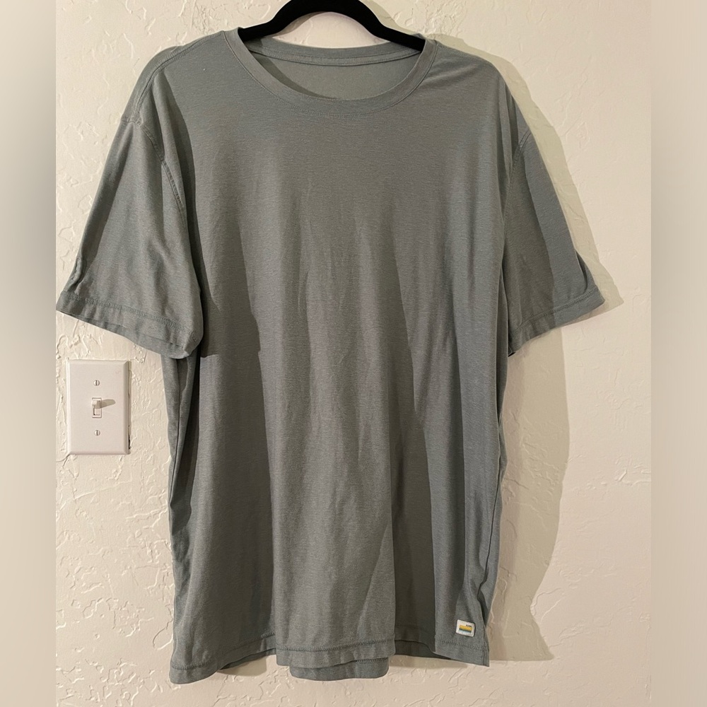 Vuori Men’s Strato Tech Short Sleeve Shirt. XL. Light blue/grey. EUC.